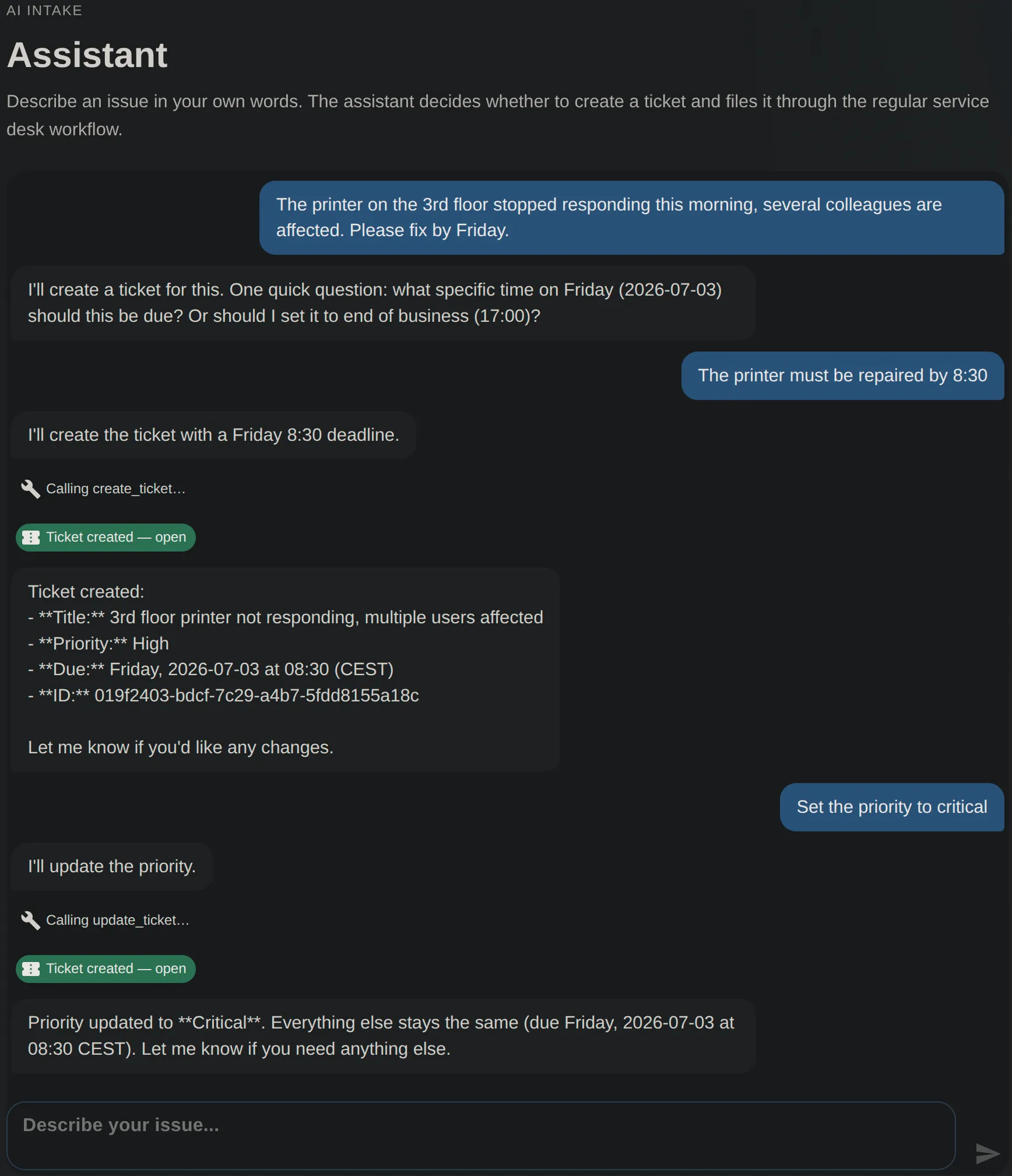 Chat mit dem Intake-Assistenten: Der Nutzer meldet einen ausgefallenen Drucker, das Modell fragt die Frist nach und legt das Ticket per Tool-Aufruf an